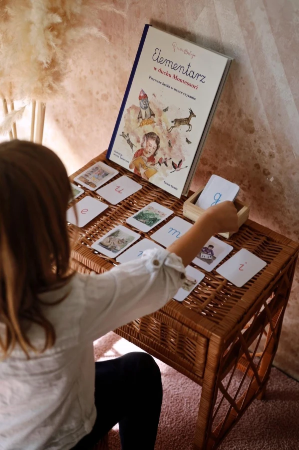 Elementarz w duchu Montessori karty.jpg