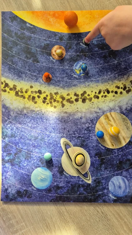 Planety z plakatem kosmos zabawa3